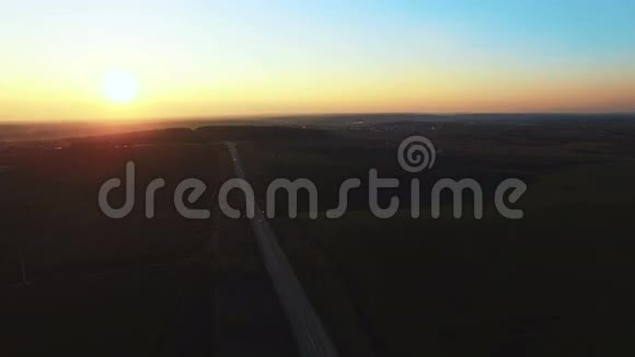 在田野里日落空中观景视频的预览图