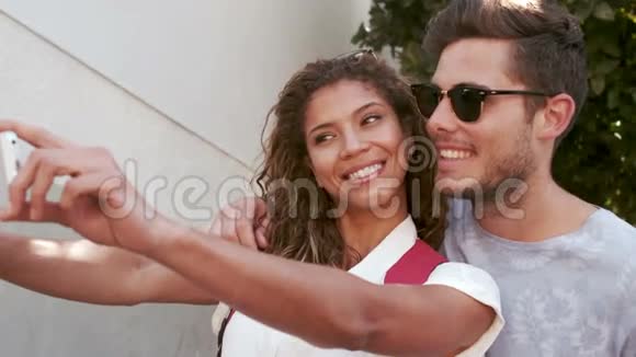 微笑的时髦情侣自拍视频的预览图