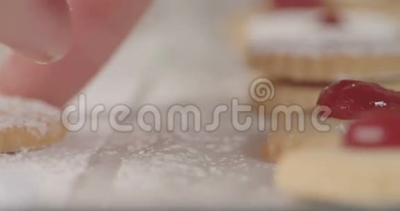 面包师准备果酱填充黄油饼干视频的预览图