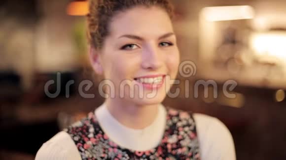 微笑着的年轻红发女人的脸视频的预览图