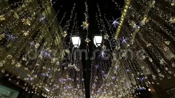 俄罗斯莫斯科克里姆林宫附近Nikolskaya街的圣诞新年假日照明视频的预览图
