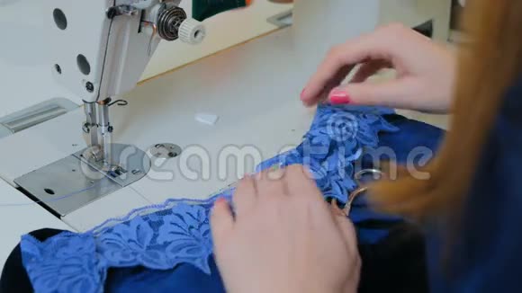 从事缝纫工作室的专业时装设计师视频的预览图