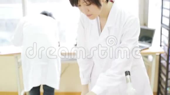实验室的亚洲女科学家视频的预览图