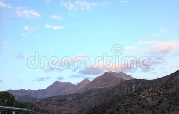 在山上日落时间流逝塔吉克斯坦视频的预览图