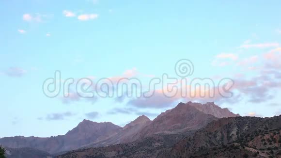 在山上日落时间流逝塔吉克斯坦视频的预览图