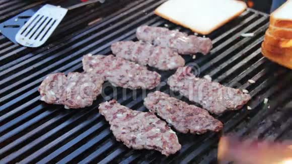 烤架上准备的肉排视频的预览图