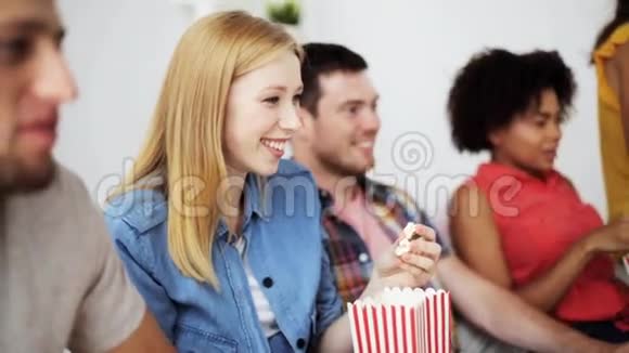 有爆米花在家看电视的快乐朋友视频的预览图