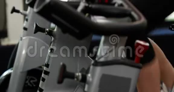 健身妇女使用运动自行车视频的预览图