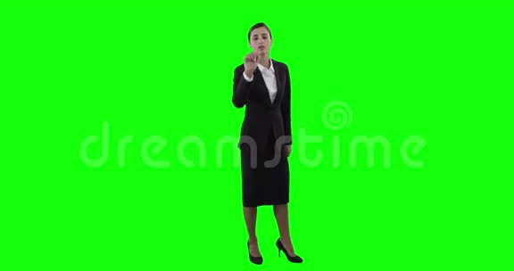 女商人触摸数字屏幕视频的预览图