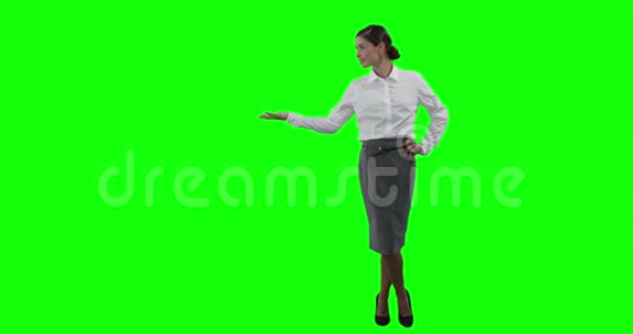 女商人在绿色屏幕上做手势视频的预览图
