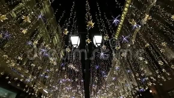 俄罗斯莫斯科克里姆林宫附近Nikolskaya街的圣诞新年假日照明视频的预览图