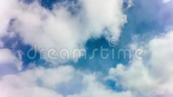 飞机乘晴天蓝天飞行视频的预览图