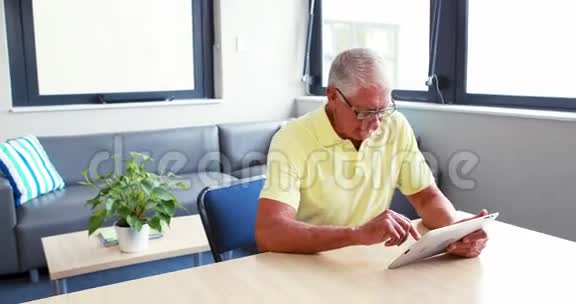退休男子使用平板电脑视频的预览图