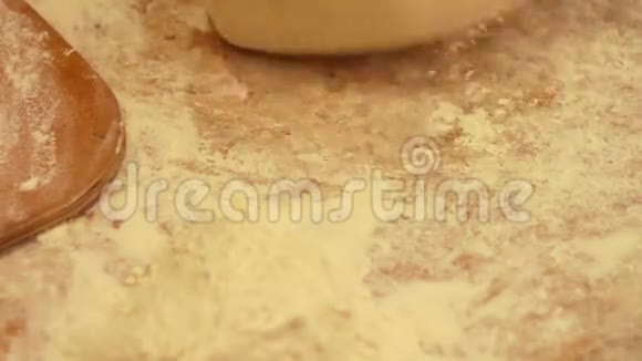 做面团的女人自制牛角面包视频的预览图