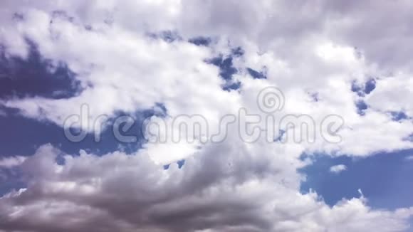 白云在蓝天上的烈日下消失了电影白云蓝天背景视频的预览图