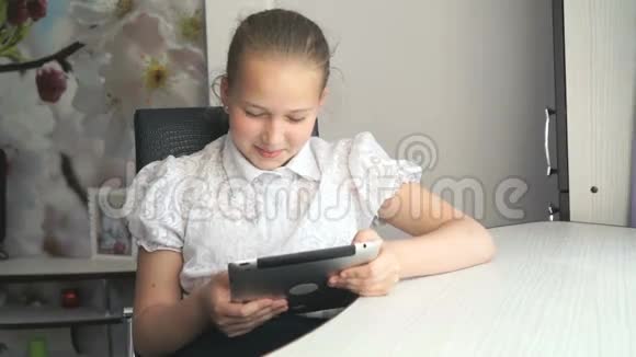 拿着数字平板电脑的小女孩视频的预览图