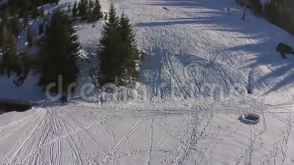 奥地利萨尔茨堡阿尔卑斯山滑雪谷鸟瞰视频的预览图
