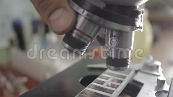 显微镜实验室分析视频的预览图