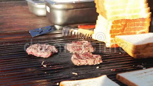 烤架上准备的肉排视频的预览图