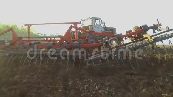 农民在拖拉机上耕田稳耕农业俄罗斯在播种机上耕作土地视频的预览图