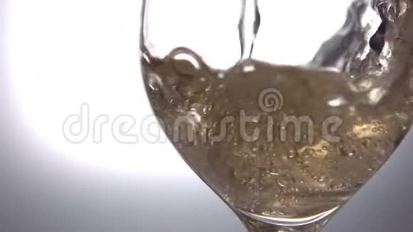 倒入酒杯的白葡萄酒视频的预览图