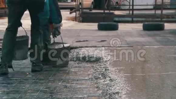 用水泥桶在施工现场浇筑混凝土视频的预览图