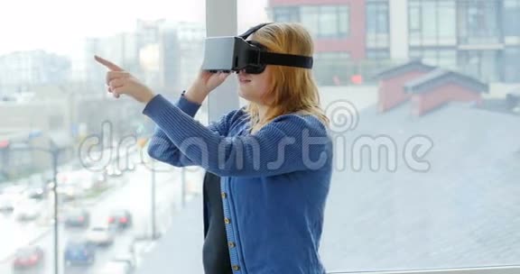 女士使用虚拟现实耳机视频的预览图