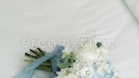 白色背景的婚礼花束视频的预览图