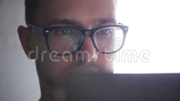 带平板电脑眼镜的快乐年轻人视频的预览图