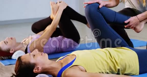 女教练协助妇女锻炼视频的预览图