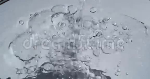 关闭水的飞溅视频的预览图