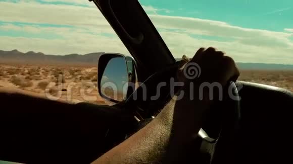 在撒哈拉沙漠开越野车视频的预览图