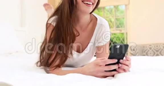 快乐的女人用智能手机视频的预览图