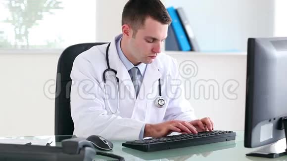 医生在用电脑视频的预览图