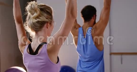 女教练协助妇女锻炼视频的预览图
