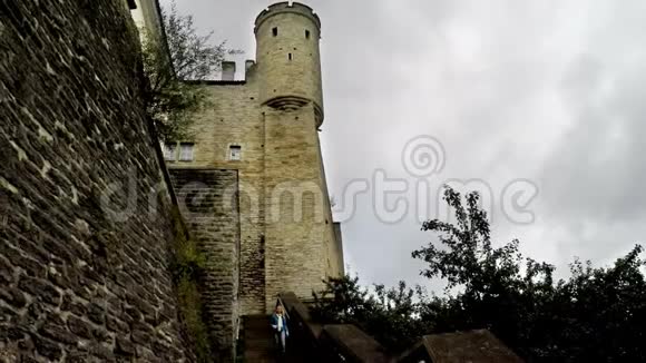 中世纪塔城墙的一部分爱沙尼亚塔林视频的预览图