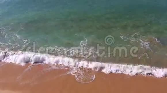 海浪在海滩上翻滚视频的预览图