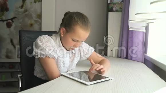 年轻女孩拿着一台数码平板电脑视频的预览图