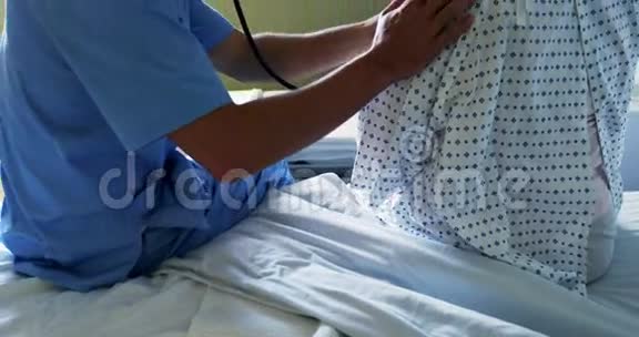 护士用听诊器检查病人视频的预览图