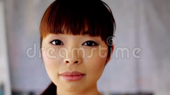 笑容满面的亚洲年轻女子视频的预览图
