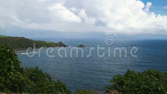 带有热带岛屿海滩岩石和波浪的海景菲律宾卡坦杜内斯视频的预览图