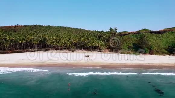印度果阿热带海滩鸟瞰图视频的预览图