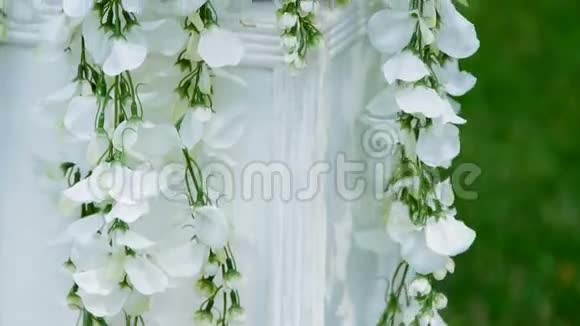 婚礼用的白色花饰视频的预览图