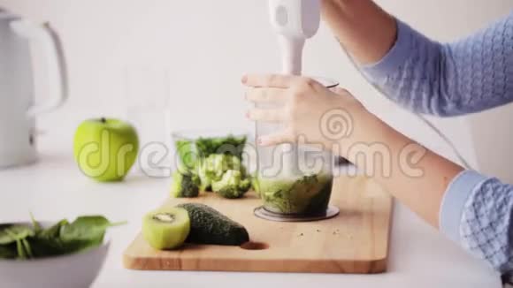 一个在家做蔬菜食品的女人视频的预览图
