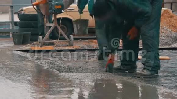 用水泥桶在施工现场浇筑混凝土视频的预览图