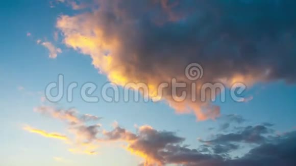 日落时有云的天空视频的预览图