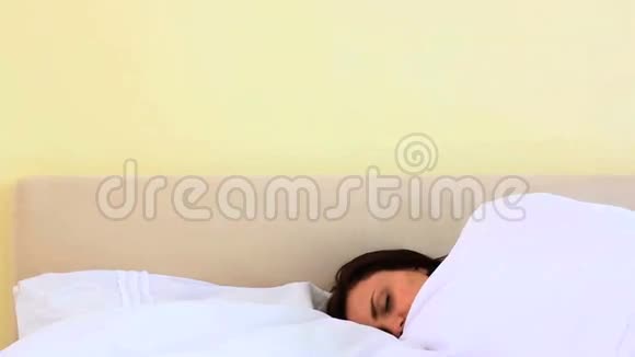 很漂亮的女人在睡觉视频的预览图