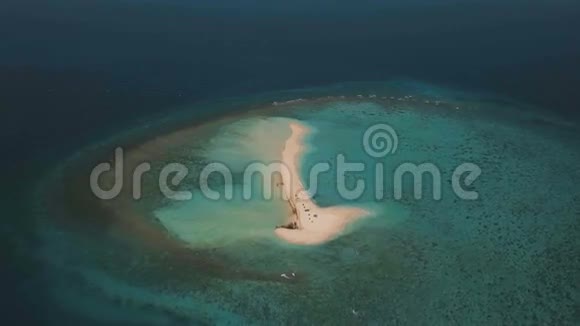 鸟瞰热带岛屿美丽的海滩菲律宾Camiguin岛视频的预览图