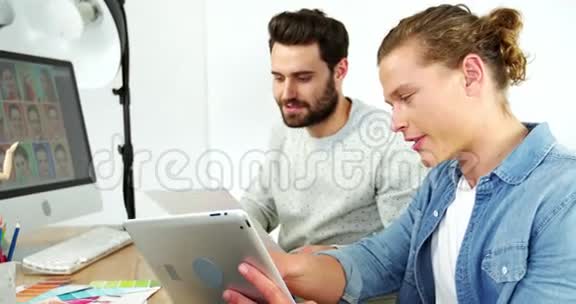 两个平面设计师使用数字平板电脑视频的预览图