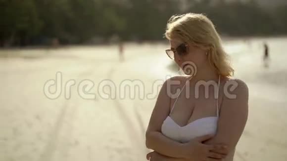 沙滩上穿比基尼的金发女郎视频的预览图